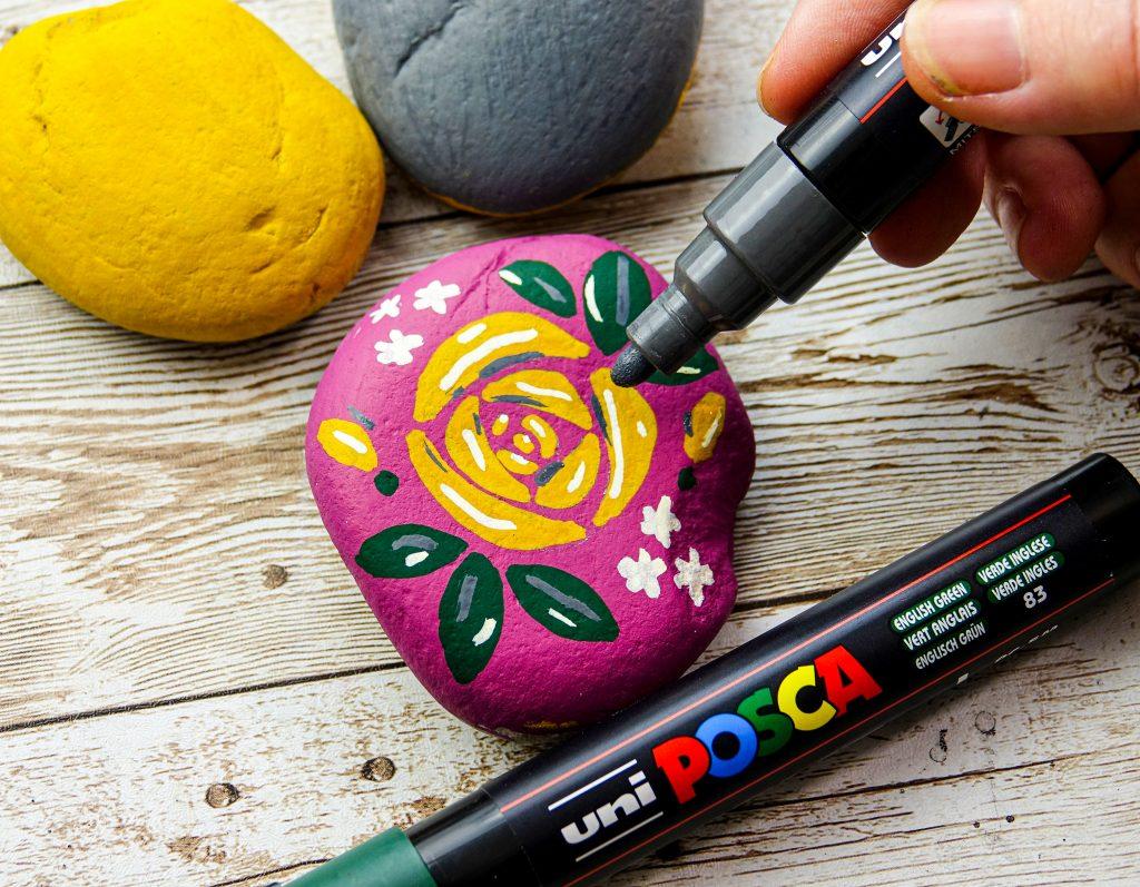 Tuto : décorez des galets avec les uni POSCA Deep Colors - Boutique -  Sigrist & Schaub SA